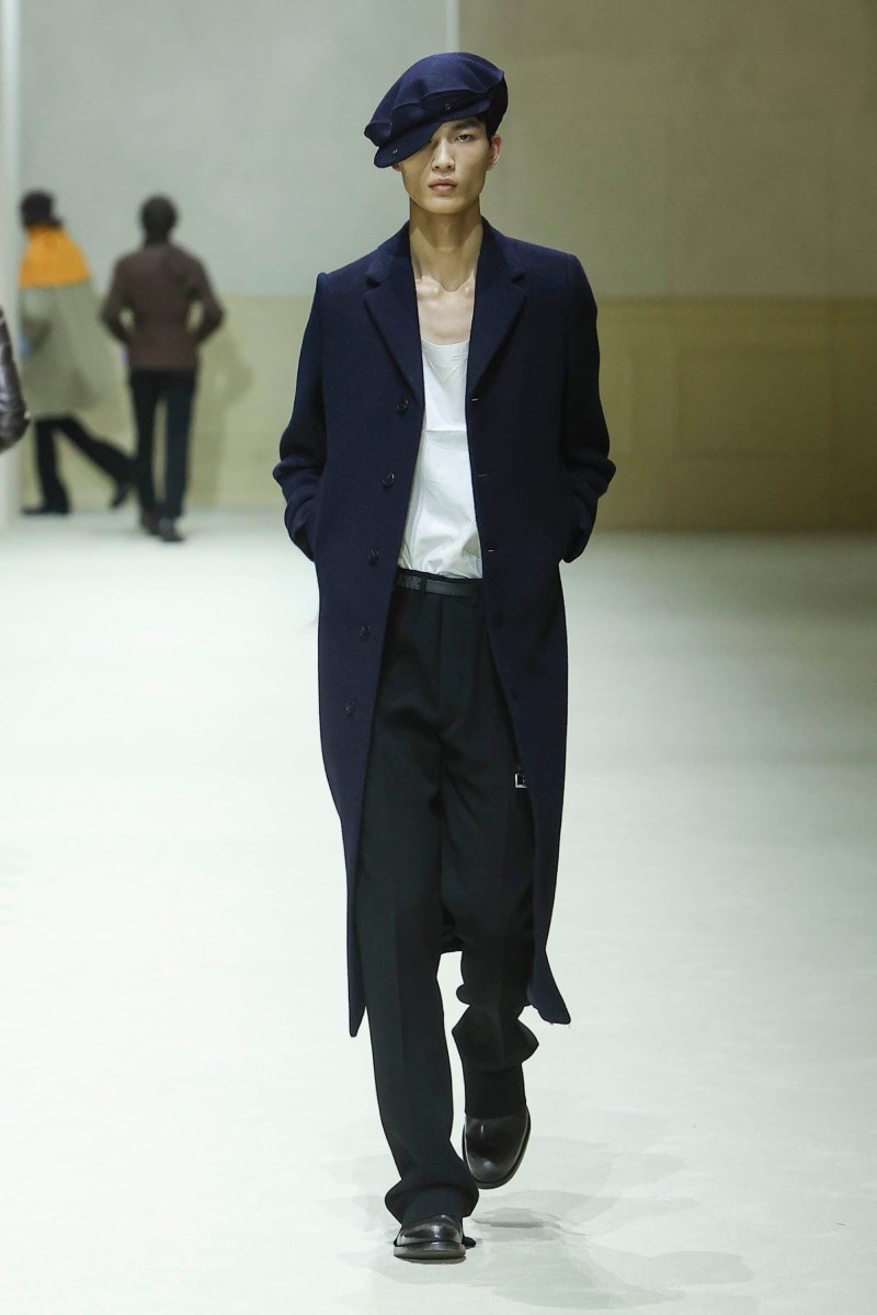 Prada hace menswear clásico para fw26, pero no como siempre