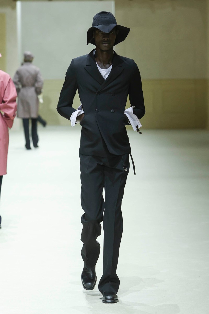 Prada hace menswear clásico para fw26, pero no como siempre