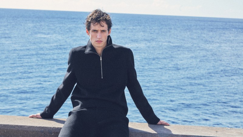 COS estrena nuevos esenciales en lana merino para invierno