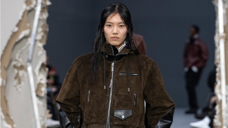 Sacai redobla en reconstrucción y vanguardia para fw26