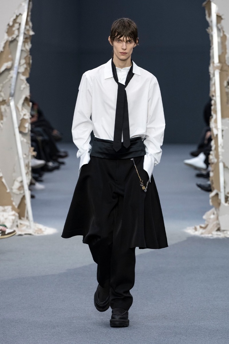 Sacai redobla en reconstrucción y vanguardia para fw26