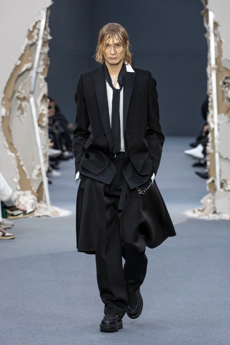 Sacai redobla en reconstrucción y vanguardia para fw26