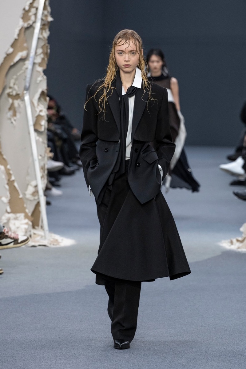 Sacai redobla en reconstrucción y vanguardia para fw26