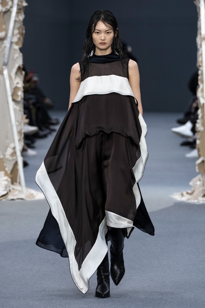 Sacai redobla en reconstrucción y vanguardia para fw26