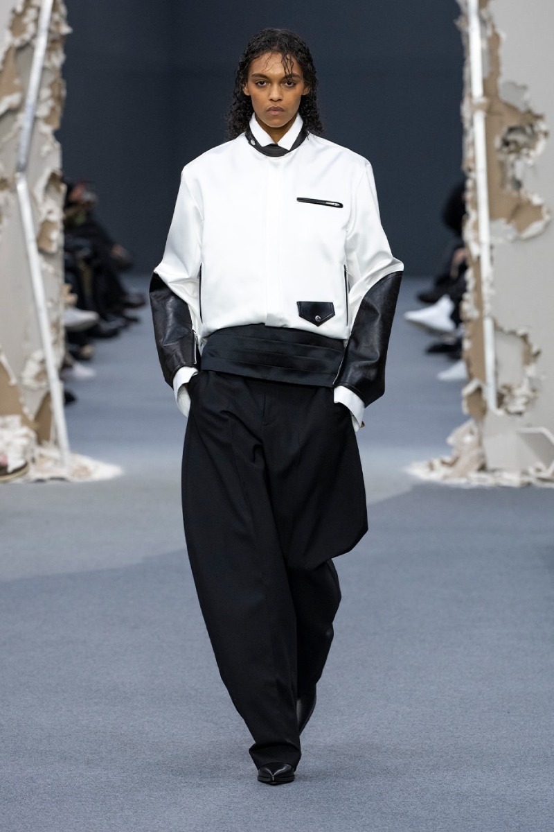 Sacai redobla en reconstrucción y vanguardia para fw26