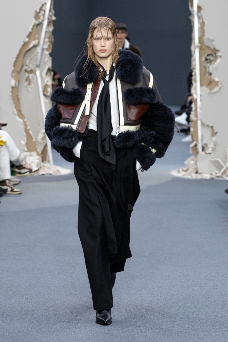 Sacai redobla en reconstrucción y vanguardia para fw26