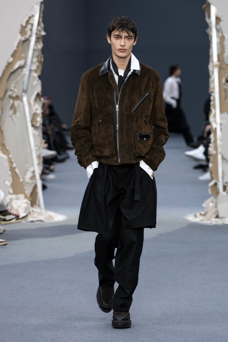 Sacai redobla en reconstrucción y vanguardia para fw26
