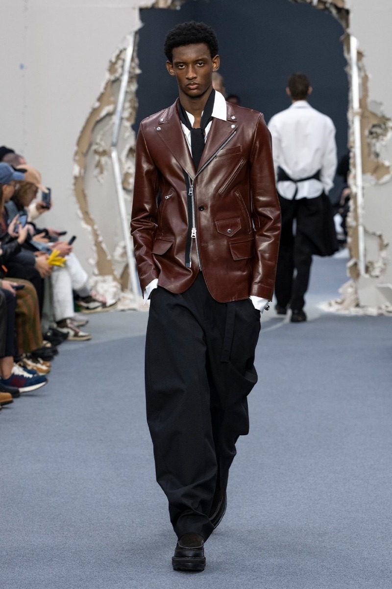 Sacai redobla en reconstrucción y vanguardia para fw26