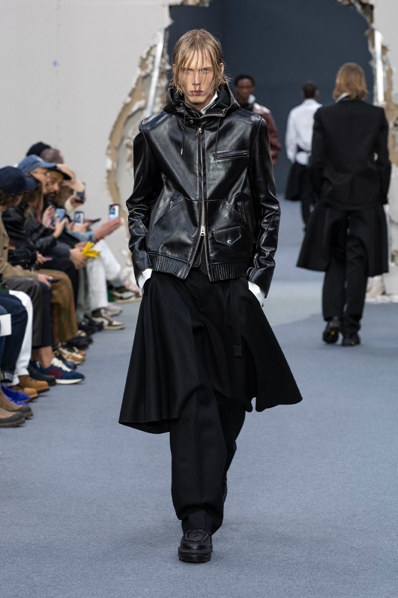 Sacai redobla en reconstrucción y vanguardia para fw26