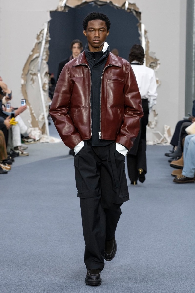 Sacai redobla en reconstrucción y vanguardia para fw26