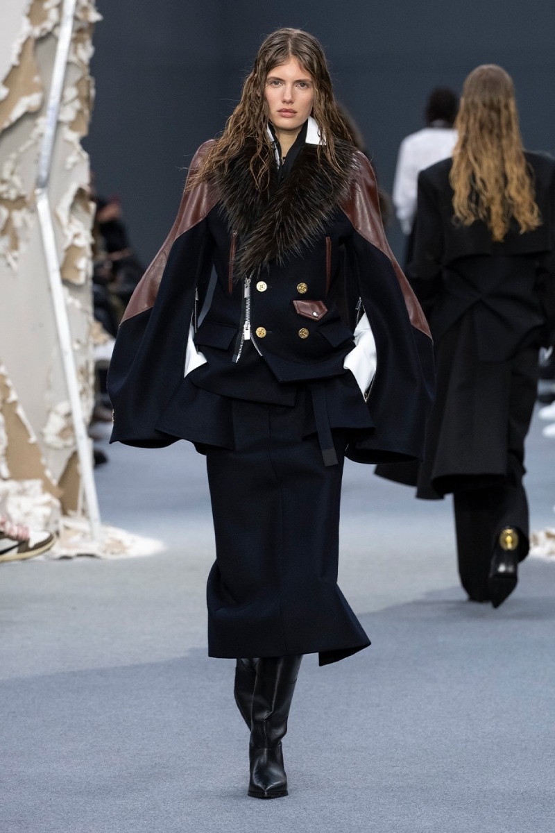 Sacai redobla en reconstrucción y vanguardia para fw26