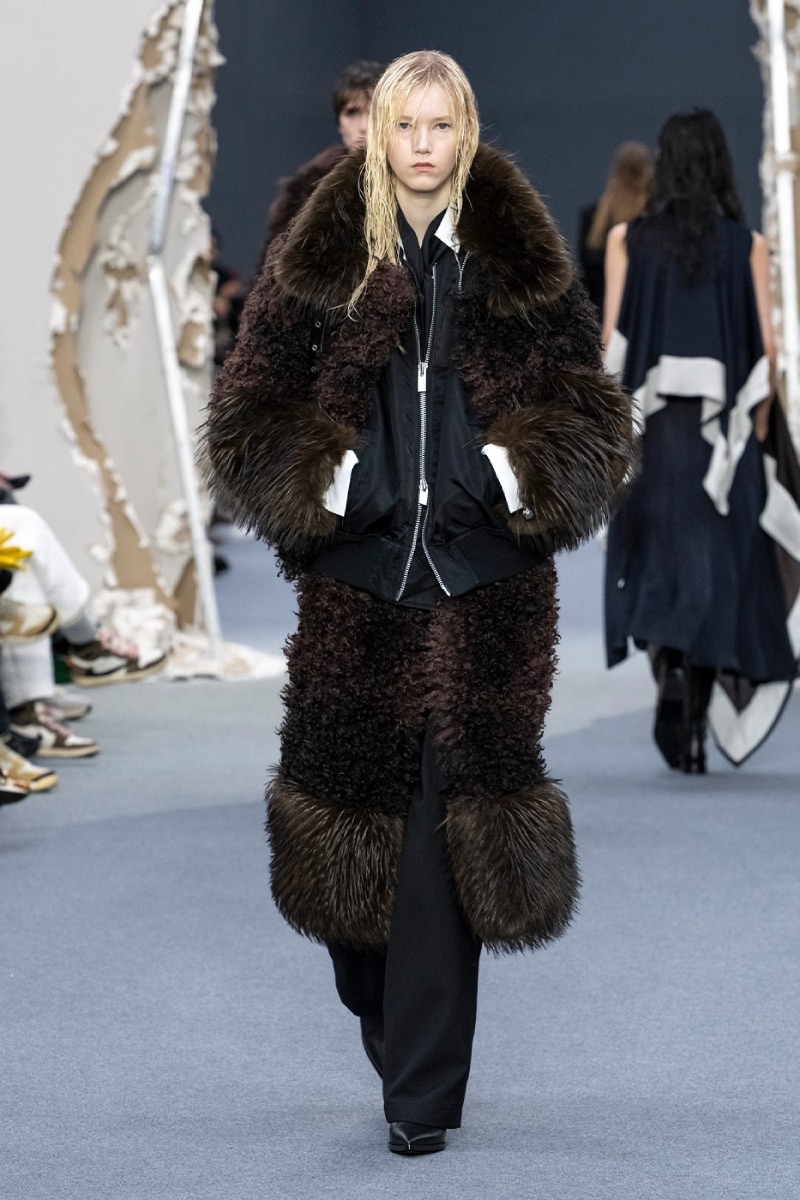 Sacai redobla en reconstrucción y vanguardia para fw26