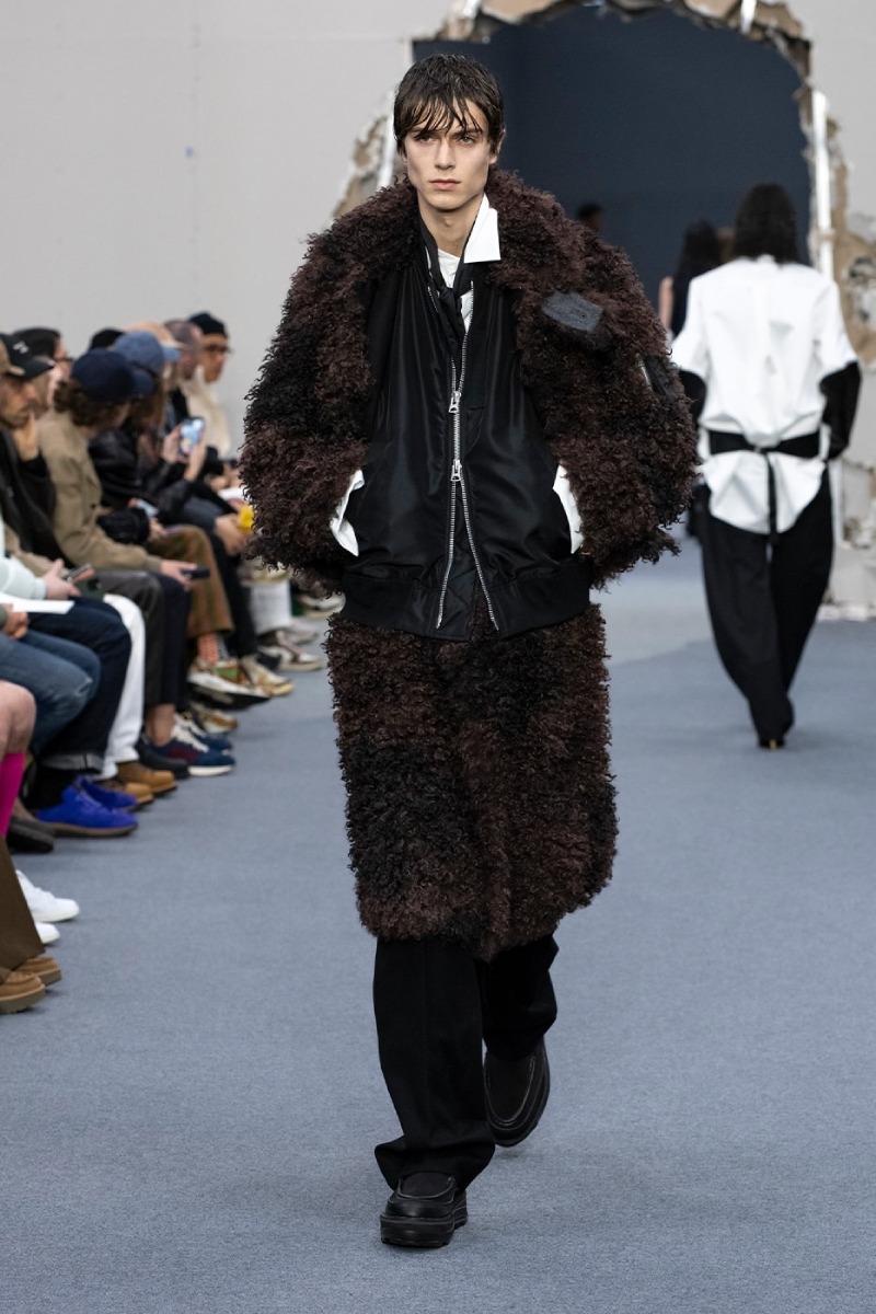 Sacai redobla en reconstrucción y vanguardia para fw26