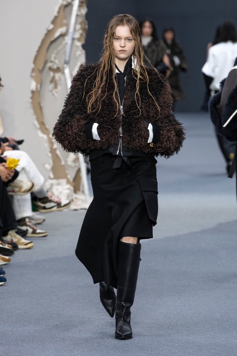 Sacai redobla en reconstrucción y vanguardia para fw26