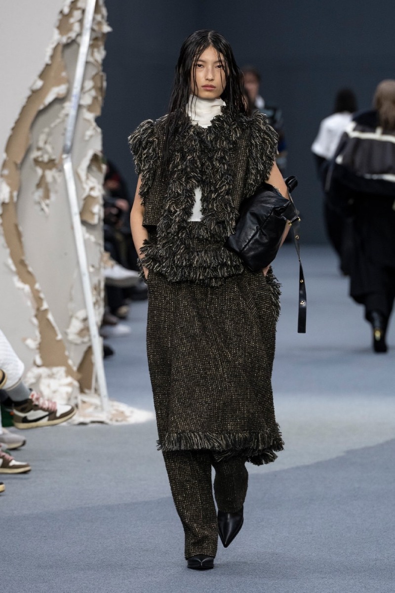 Sacai redobla en reconstrucción y vanguardia para fw26