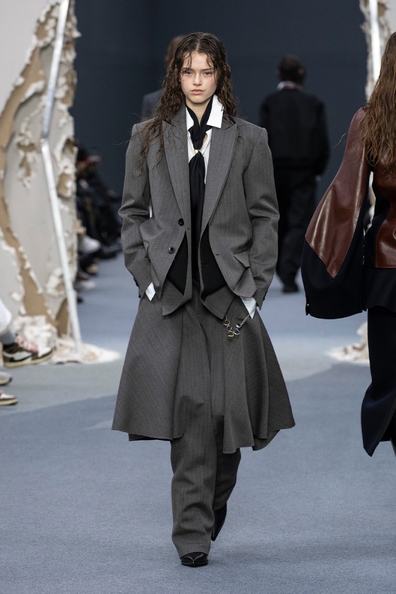 Sacai redobla en reconstrucción y vanguardia para fw26
