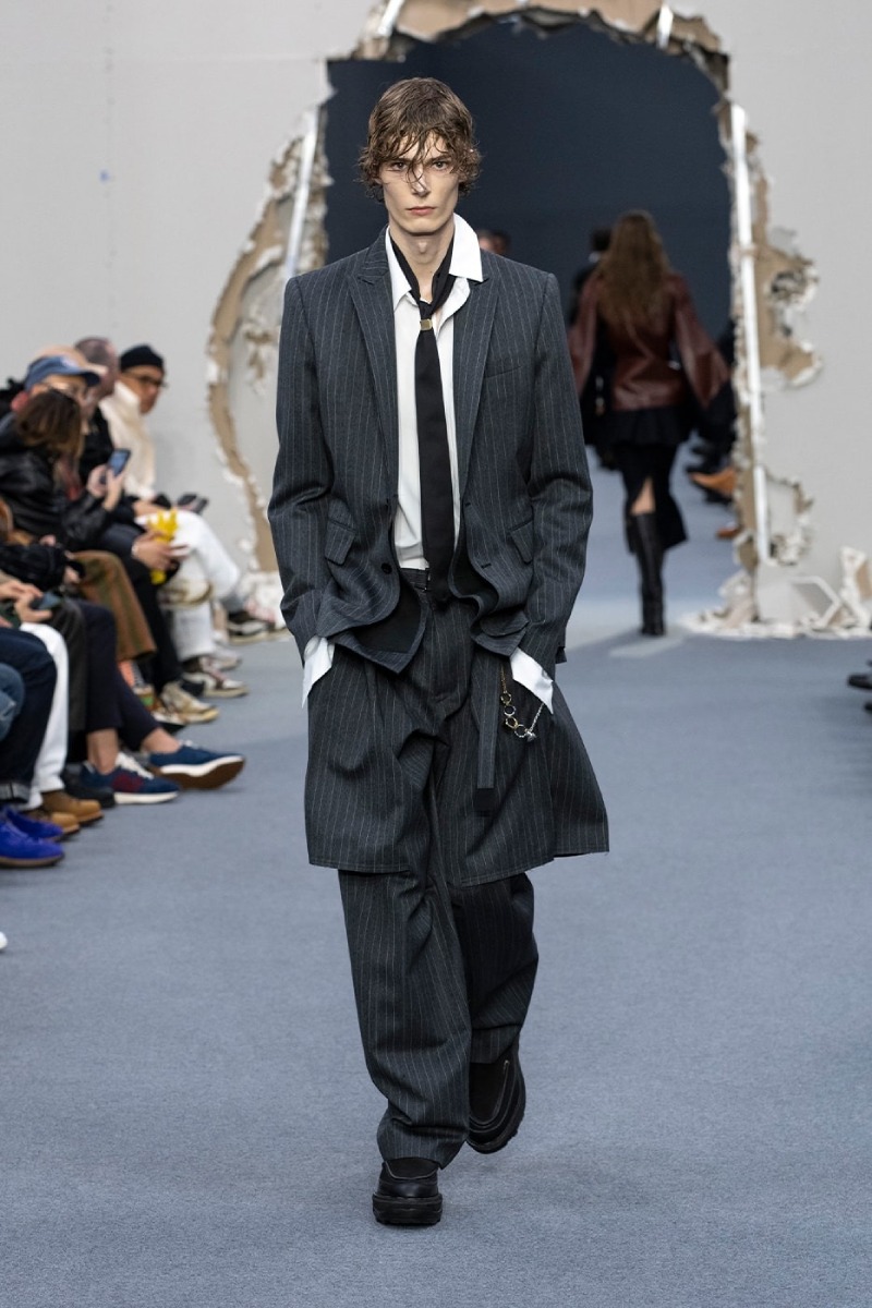 Sacai redobla en reconstrucción y vanguardia para fw26