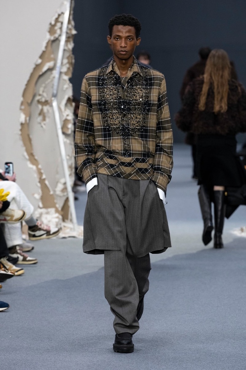 Sacai redobla en reconstrucción y vanguardia para fw26