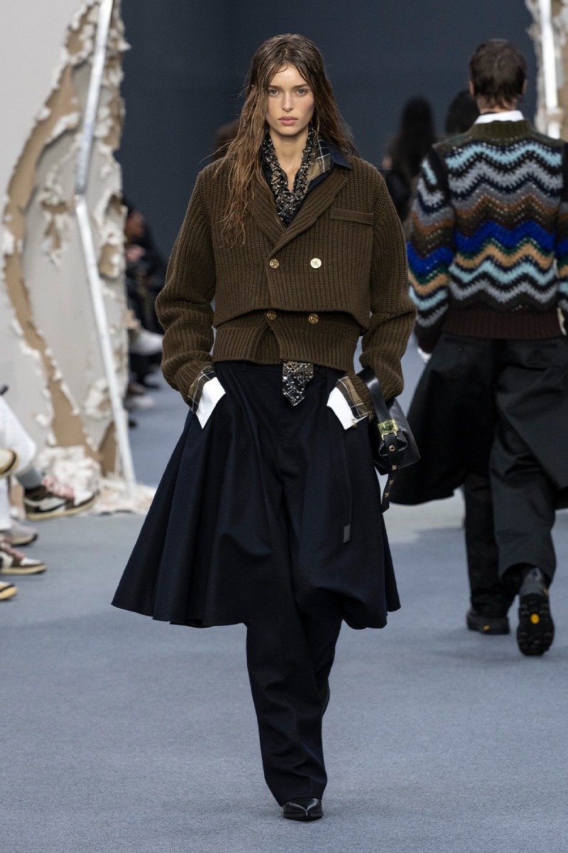 Sacai redobla en reconstrucción y vanguardia para fw26