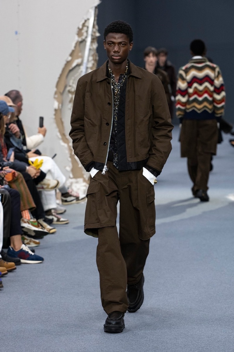 Sacai redobla en reconstrucción y vanguardia para fw26