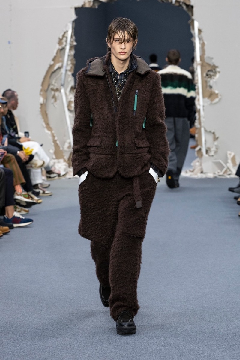 Sacai redobla en reconstrucción y vanguardia para fw26