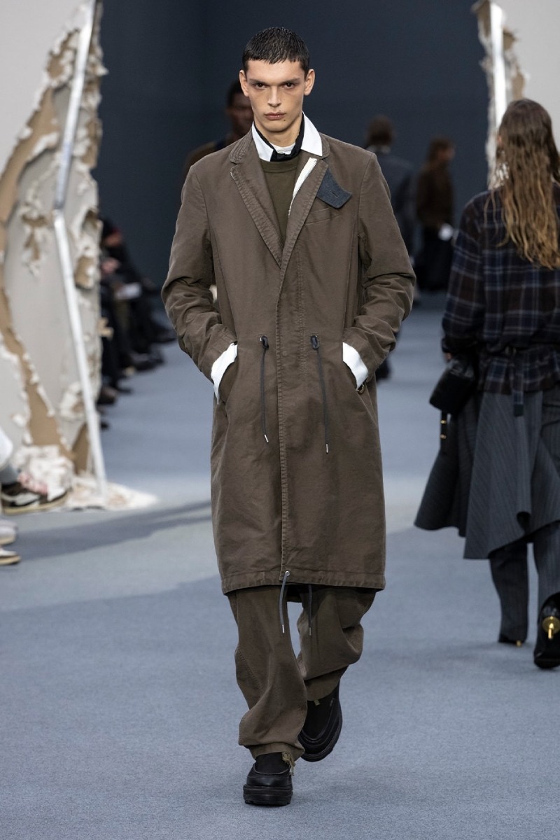 Sacai redobla en reconstrucción y vanguardia para fw26