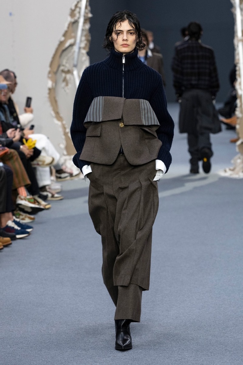 Sacai redobla en reconstrucción y vanguardia para fw26