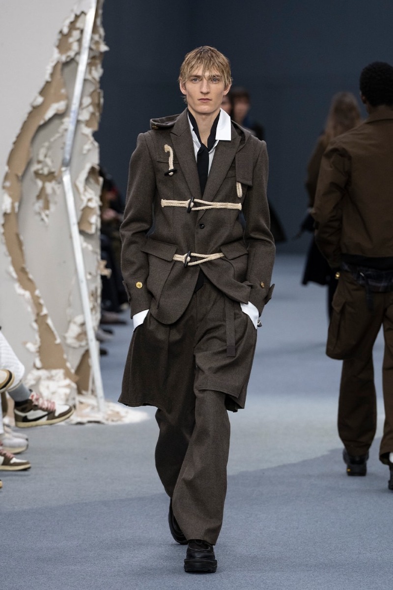 Sacai redobla en reconstrucción y vanguardia para fw26