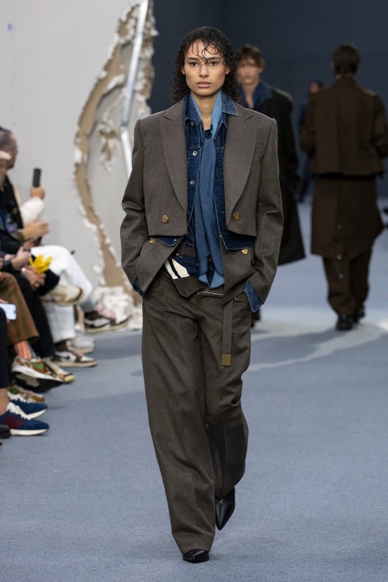 Sacai redobla en reconstrucción y vanguardia para fw26
