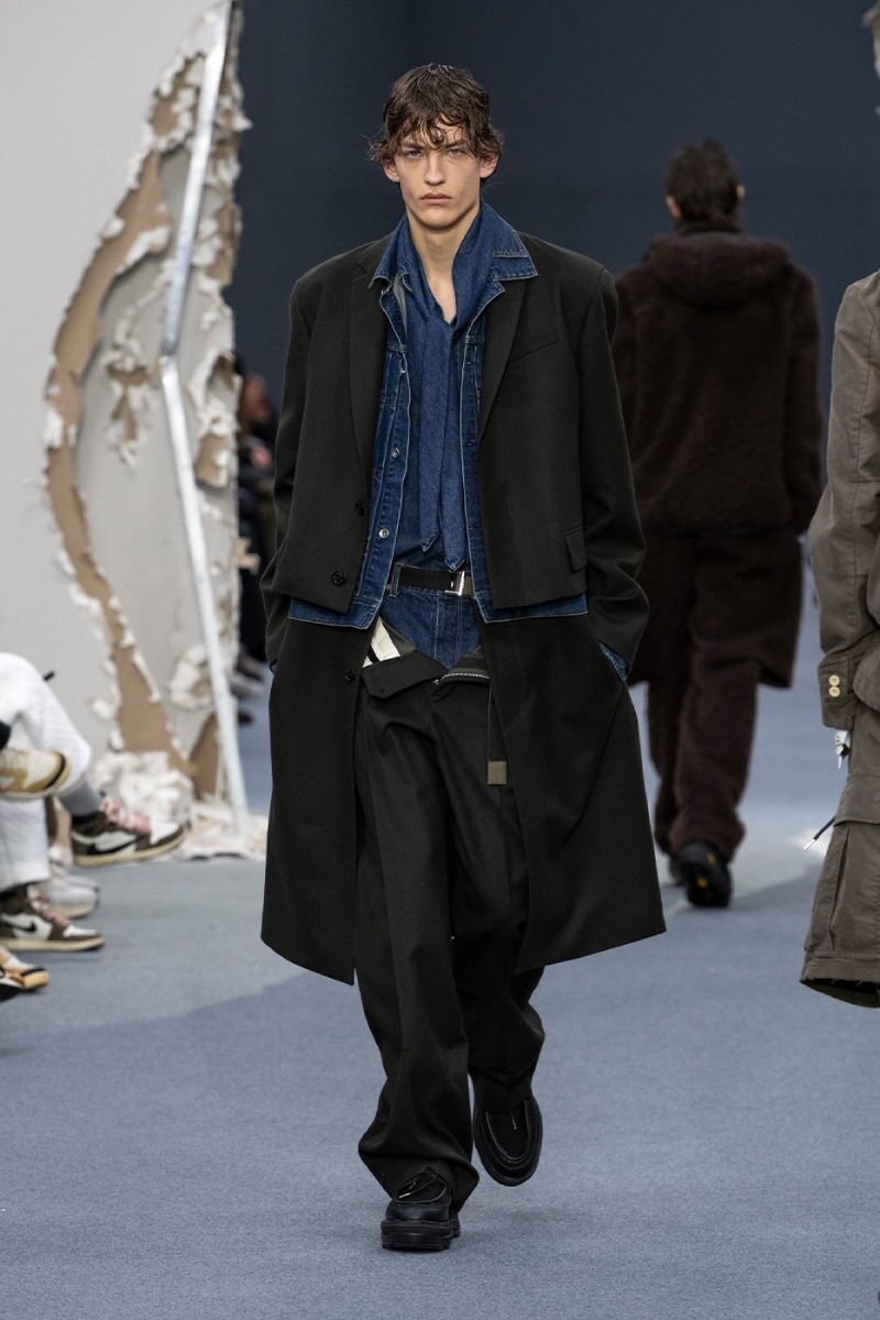 Sacai redobla en reconstrucción y vanguardia para fw26
