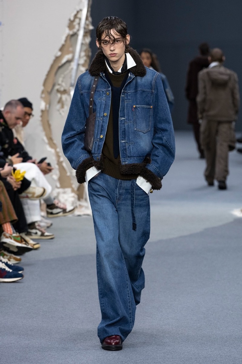 Sacai redobla en reconstrucción y vanguardia para fw26