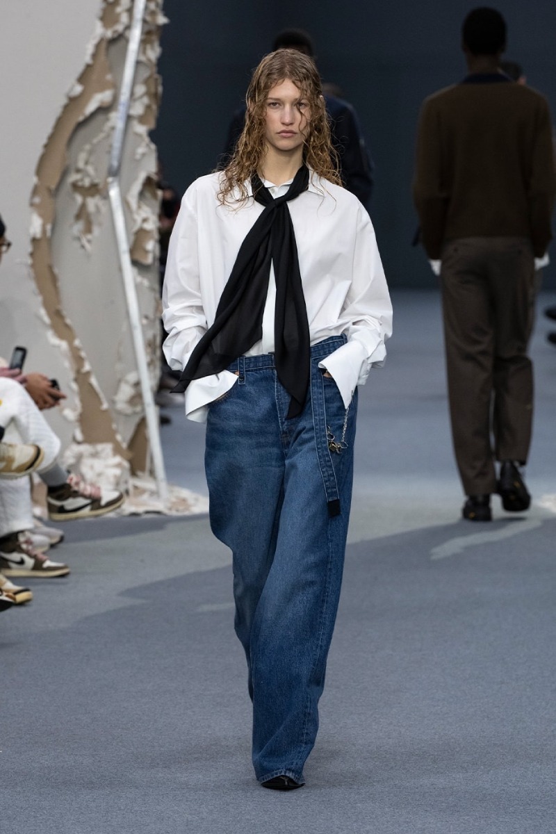 Sacai redobla en reconstrucción y vanguardia para fw26