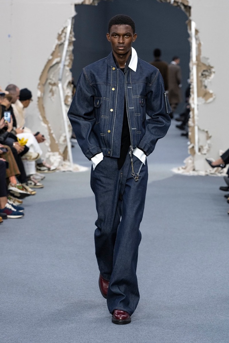 Sacai redobla en reconstrucción y vanguardia para fw26