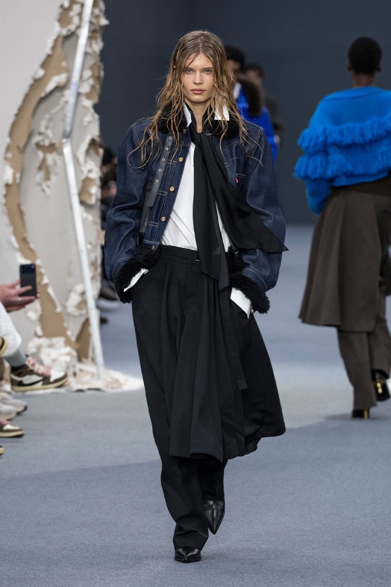 Sacai redobla en reconstrucción y vanguardia para fw26