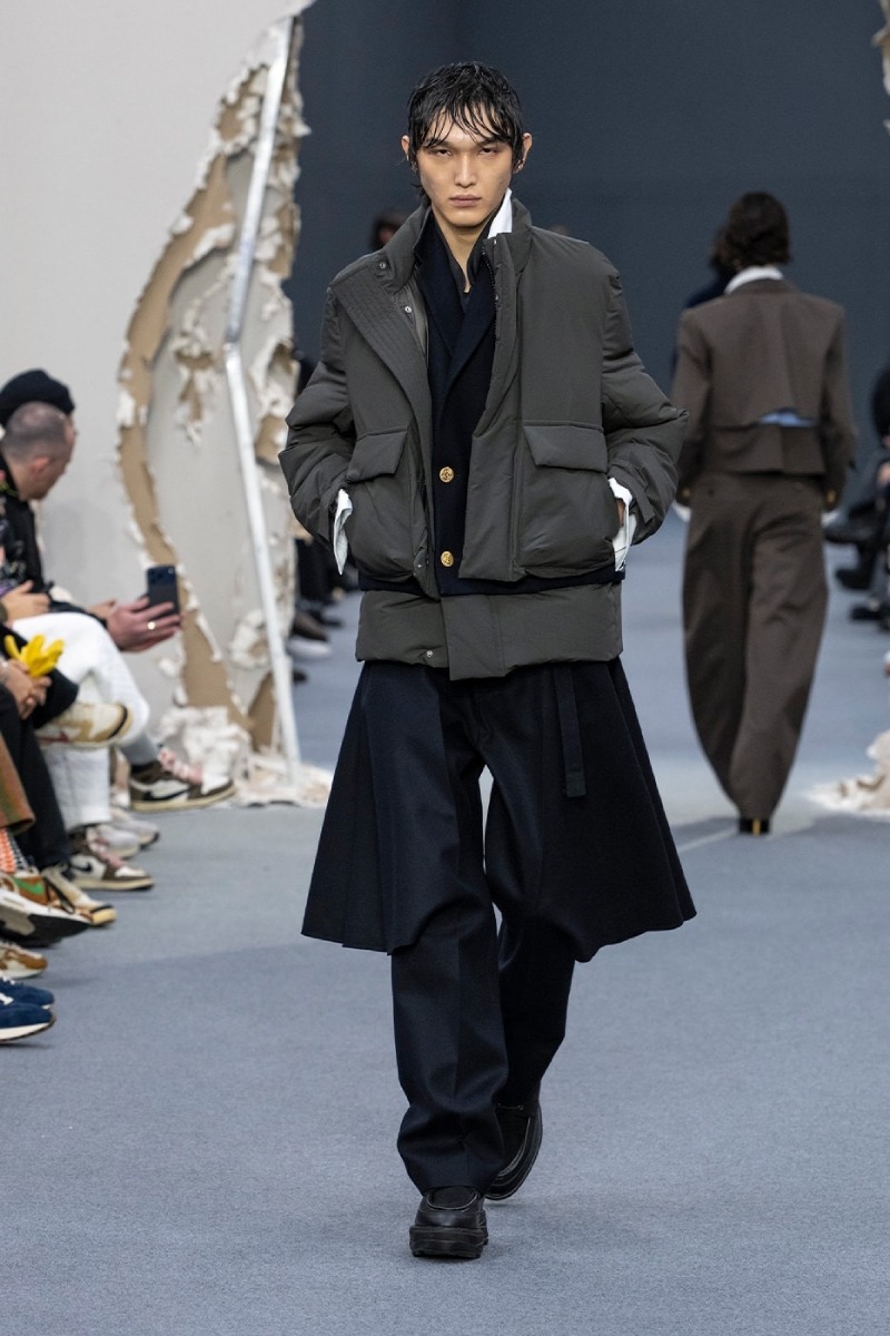 Sacai redobla en reconstrucción y vanguardia para fw26