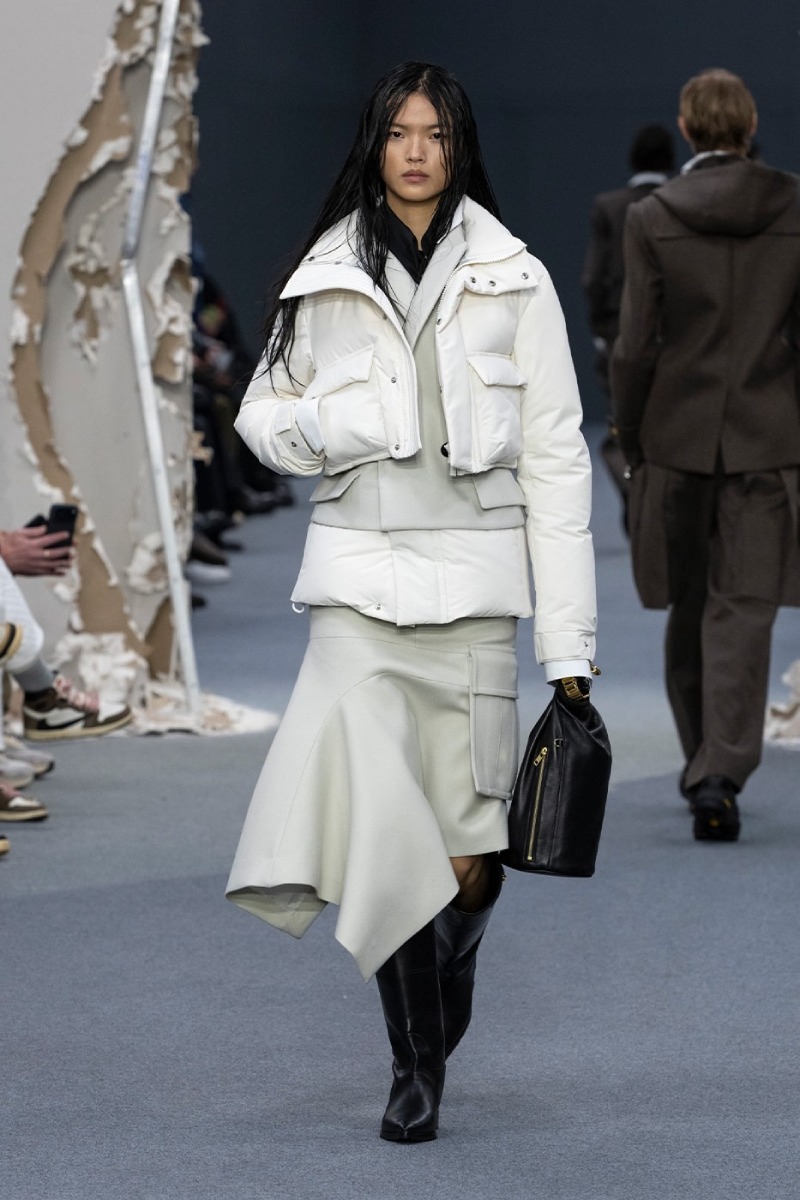 Sacai redobla en reconstrucción y vanguardia para fw26