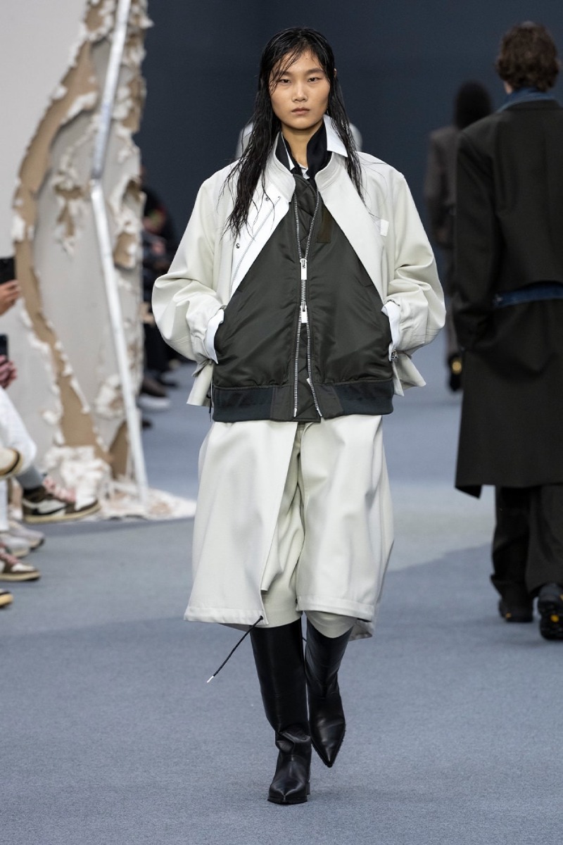Sacai redobla en reconstrucción y vanguardia para fw26
