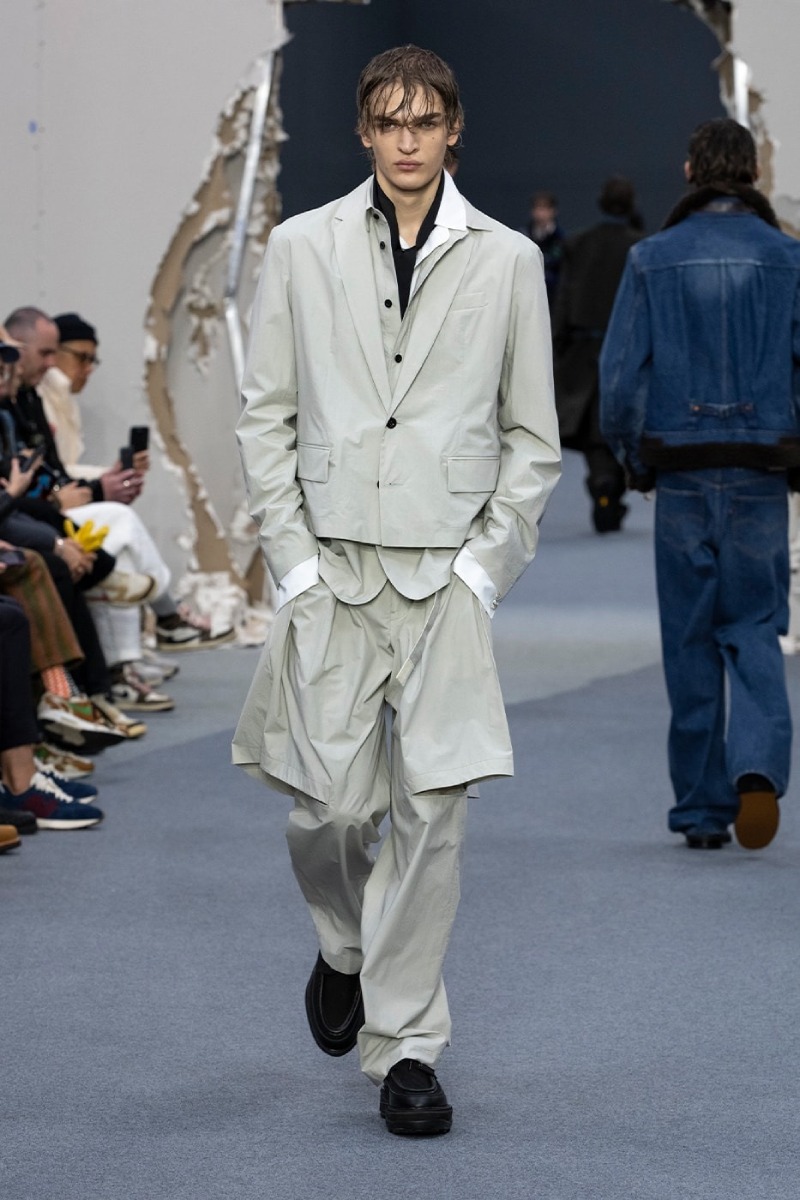 Sacai redobla en reconstrucción y vanguardia para fw26