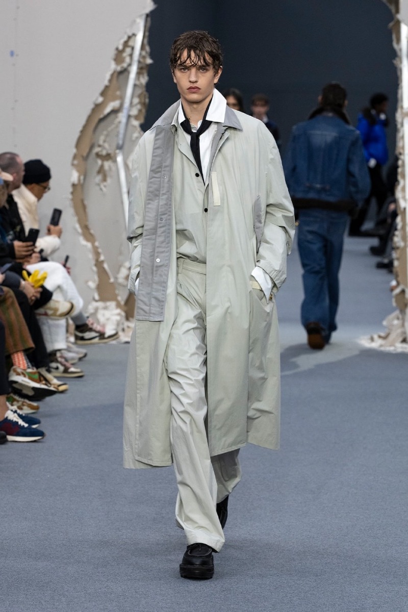Sacai redobla en reconstrucción y vanguardia para fw26