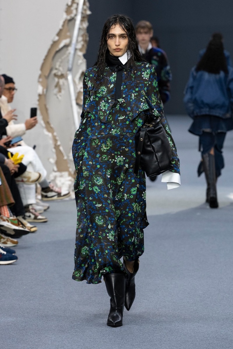 Sacai redobla en reconstrucción y vanguardia para fw26