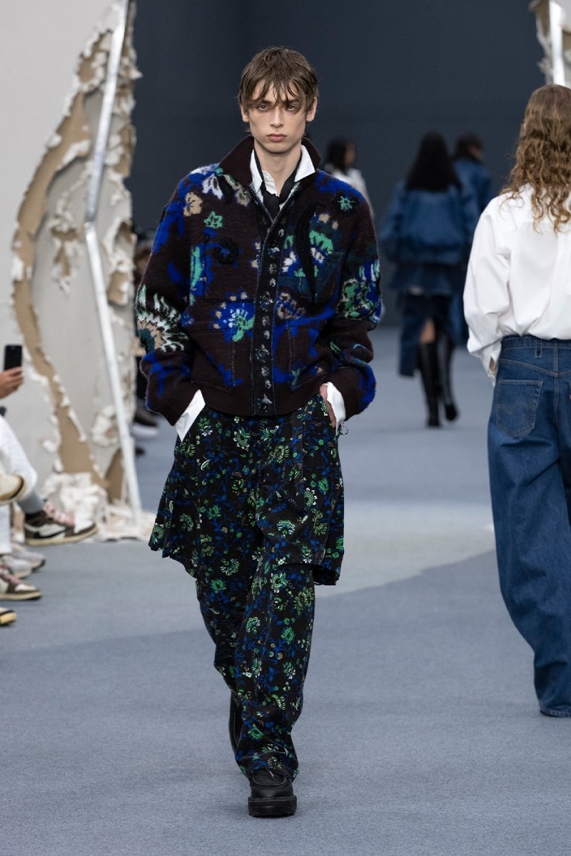 Sacai redobla en reconstrucción y vanguardia para fw26