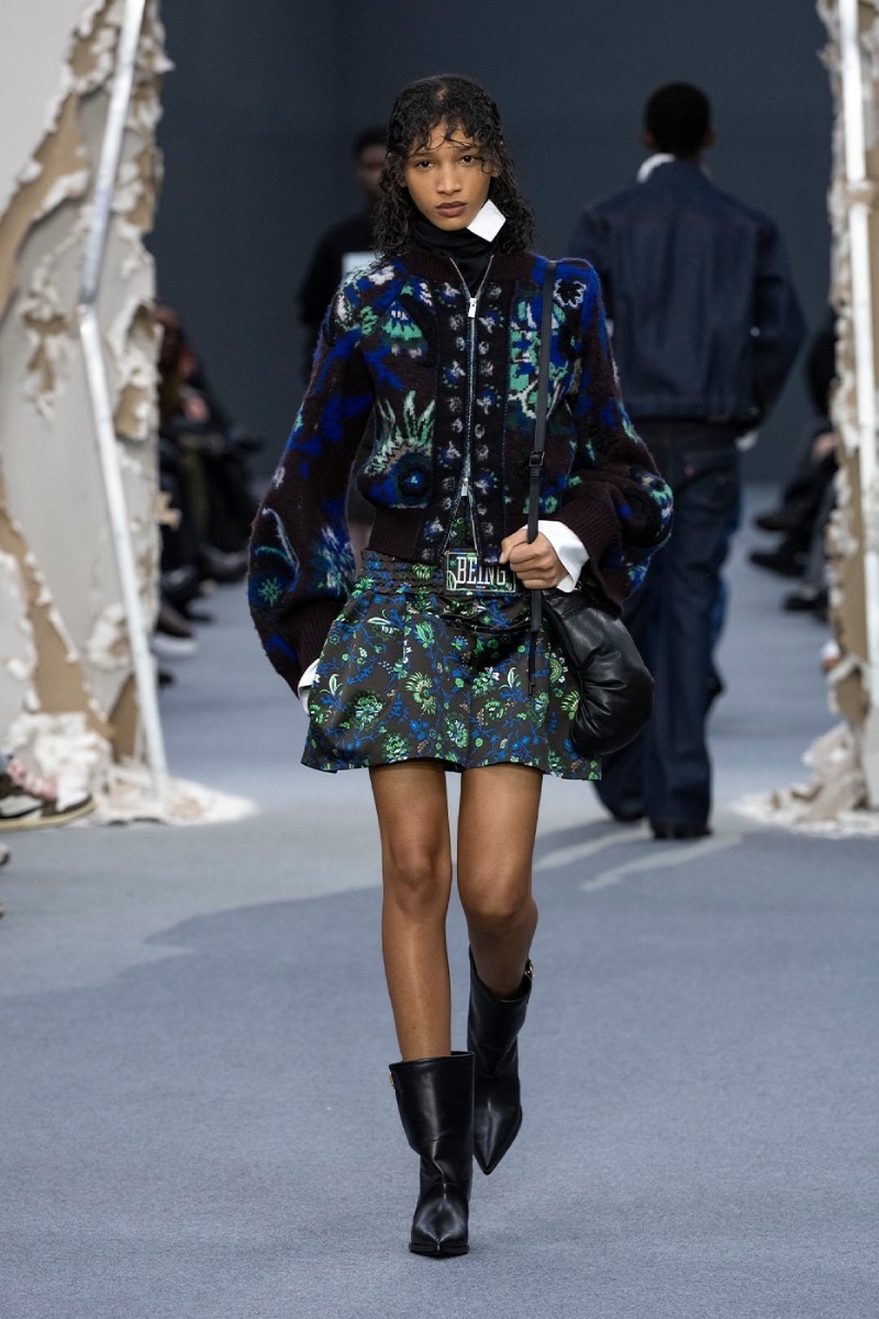 Sacai redobla en reconstrucción y vanguardia para fw26