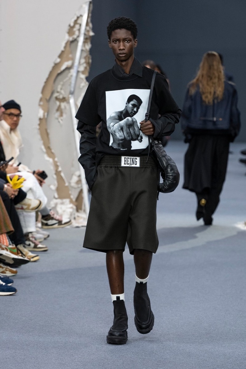 Sacai redobla en reconstrucción y vanguardia para fw26