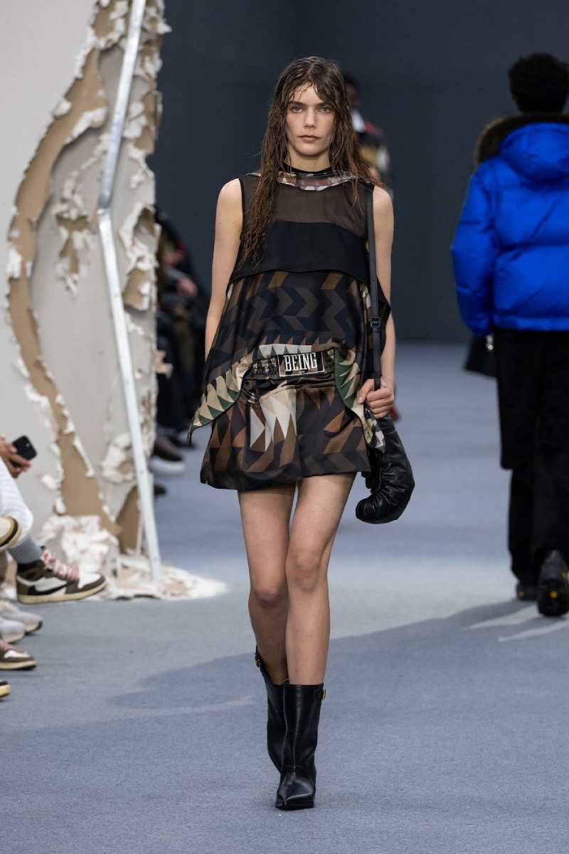 Sacai redobla en reconstrucción y vanguardia para fw26