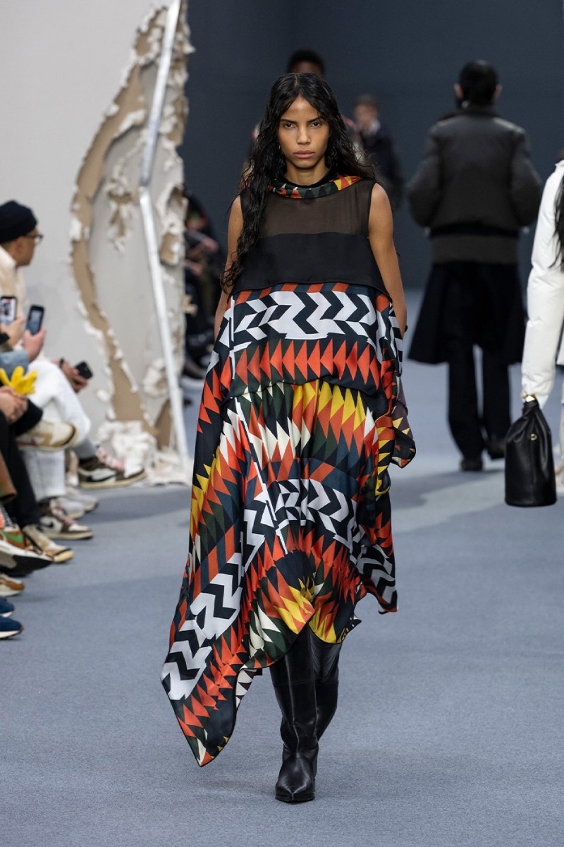 Sacai redobla en reconstrucción y vanguardia para fw26