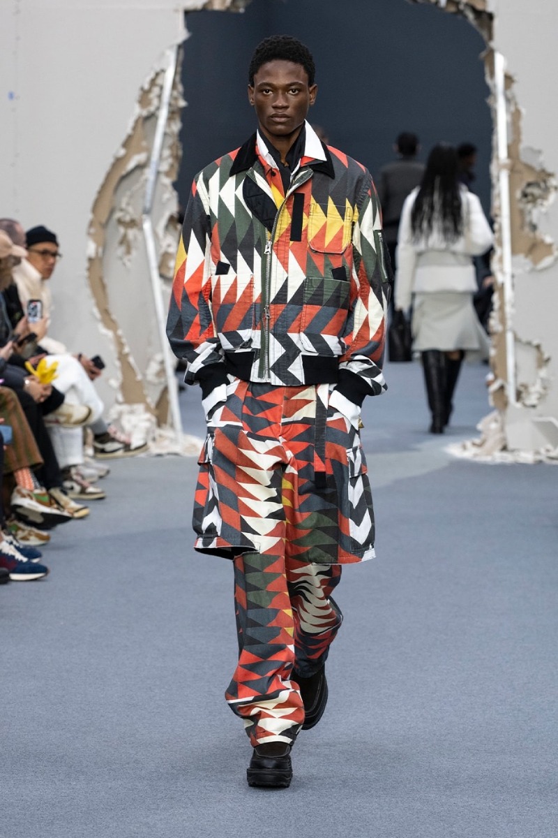 Sacai redobla en reconstrucción y vanguardia para fw26