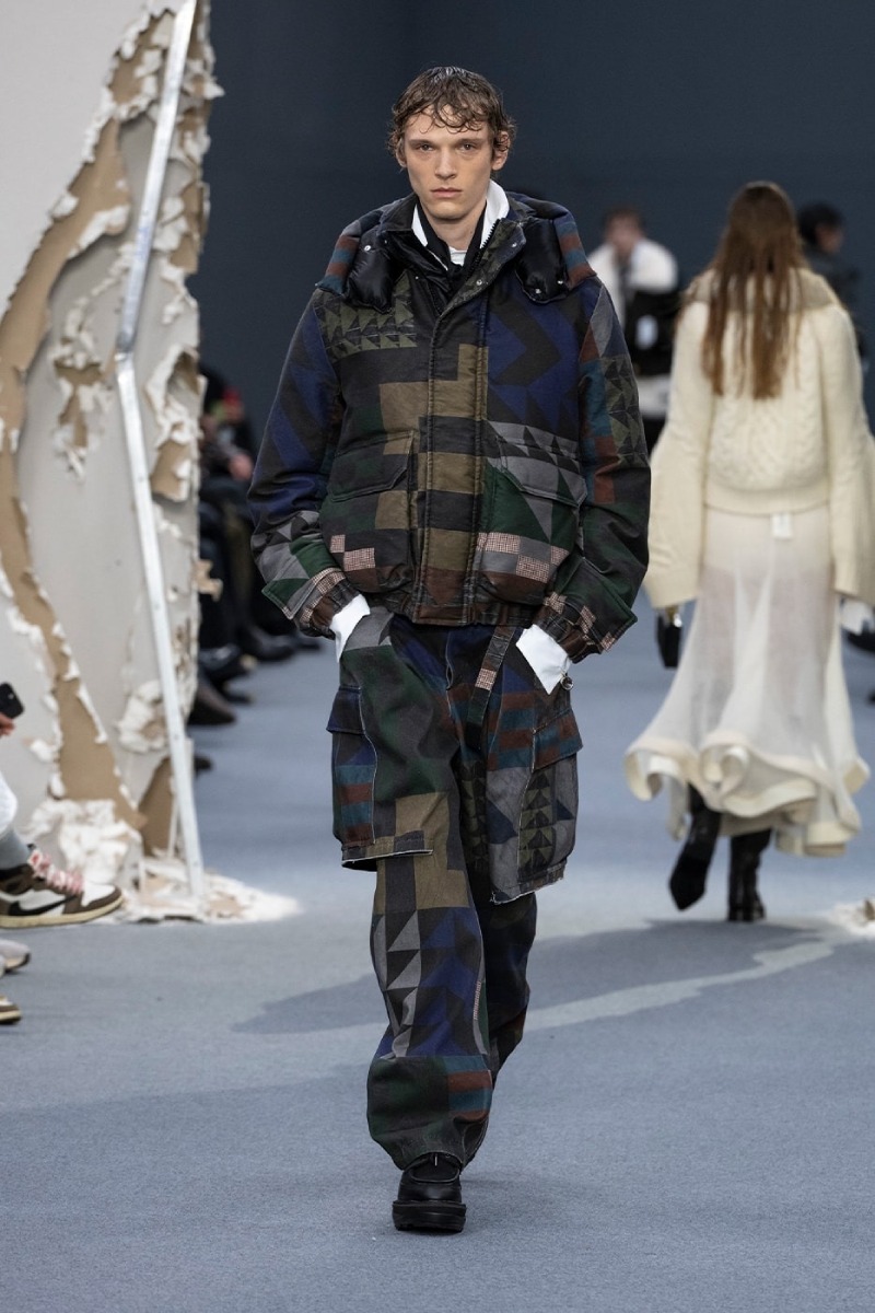 Sacai redobla en reconstrucción y vanguardia para fw26