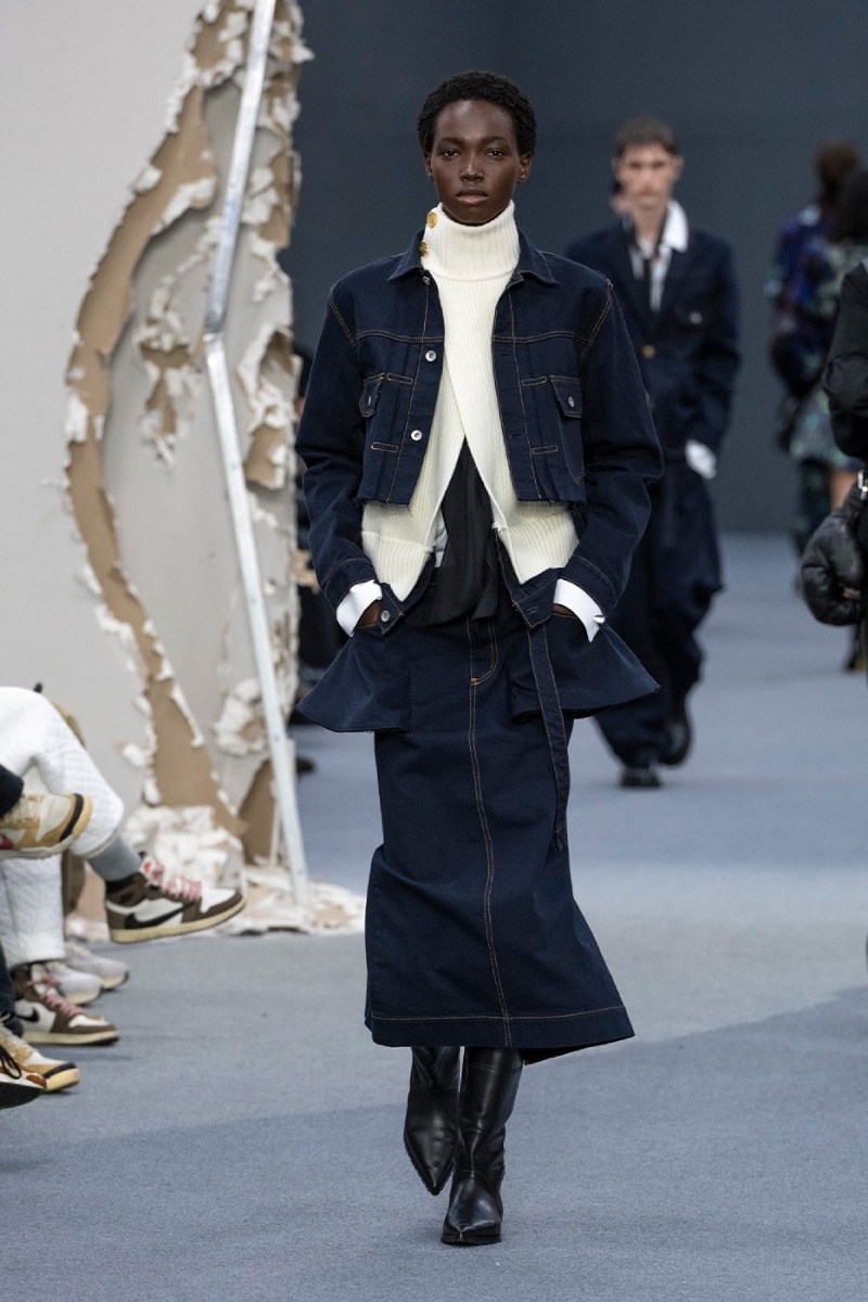 Sacai redobla en reconstrucción y vanguardia para fw26