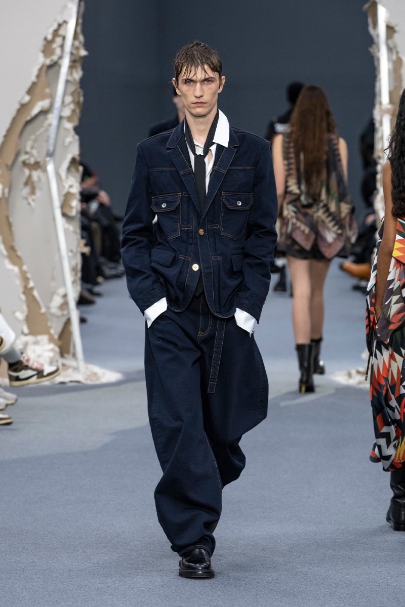 Sacai redobla en reconstrucción y vanguardia para fw26