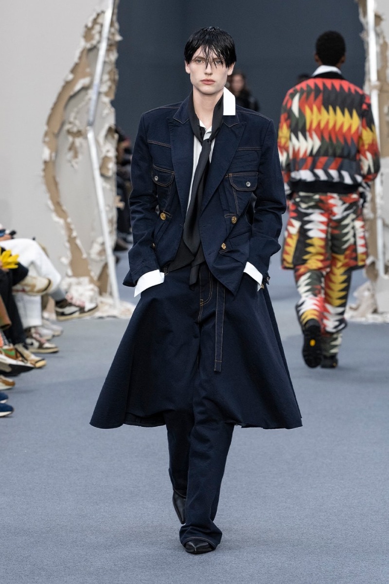 Sacai redobla en reconstrucción y vanguardia para fw26